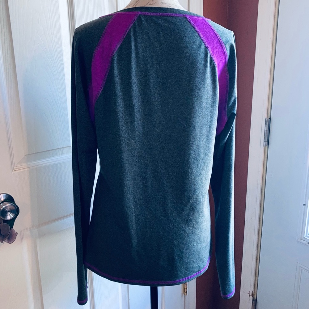 Athleta Tenacity Laser Cut V Neck Long Sleeve Athleticwear Workout Top sz XL - Picture 4 of 7